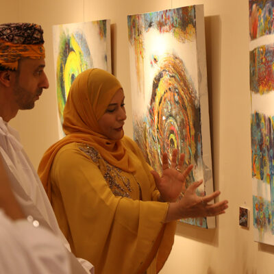 معرض ”تأملات دائرية“ للفنانة نائلة المعمرية